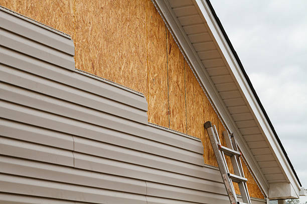Professional Siding Replacement technician working in Conway, FL